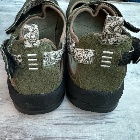 Lands’ End Hiking Flats 8.5 - Picture 7 of 9